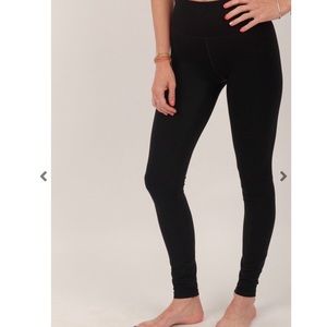 Size 8/10 but could fit a 6 for a looser fit!